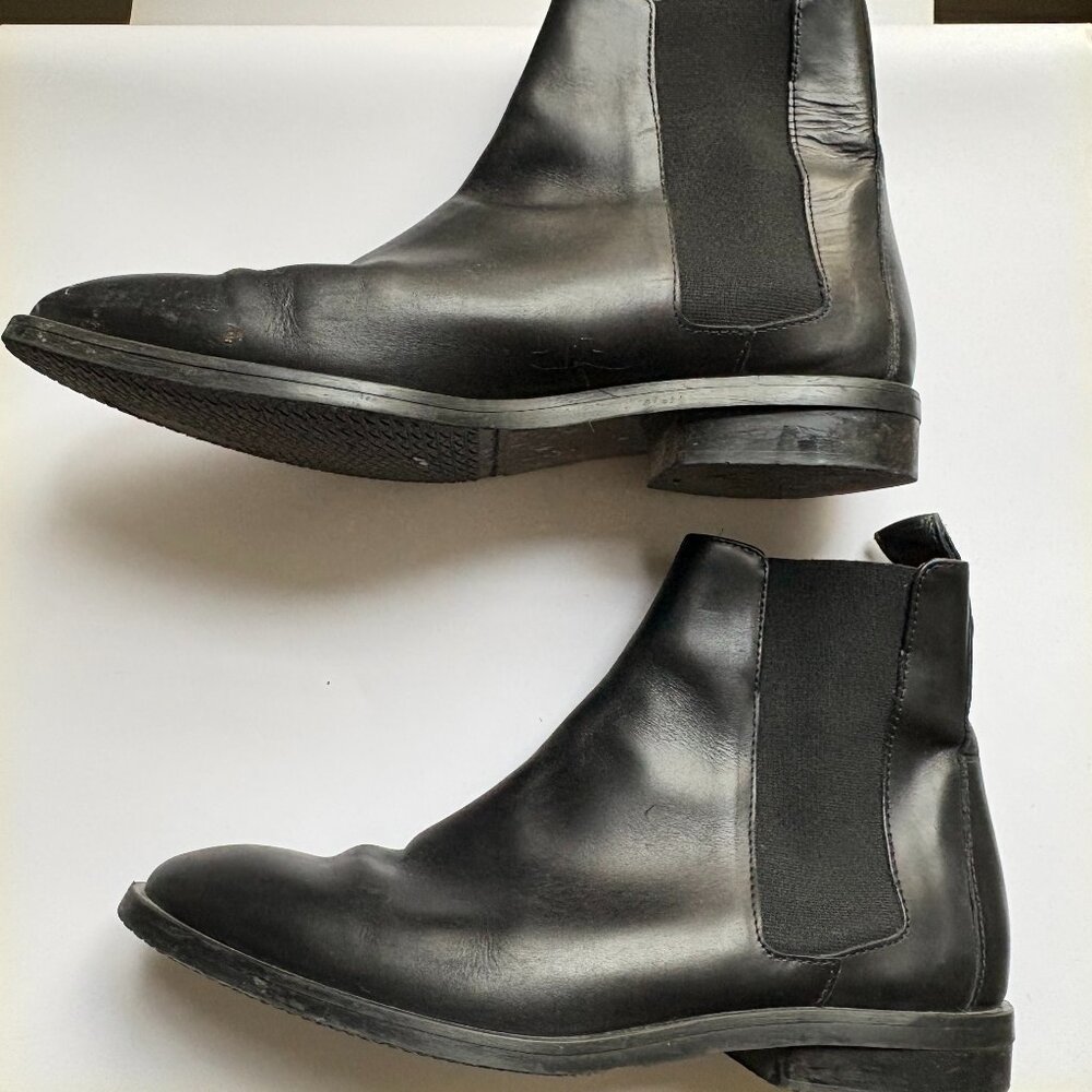Everlane Black Modern Chelsea Boots